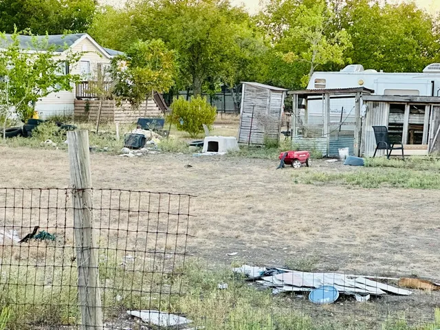 a view of a yard with a house