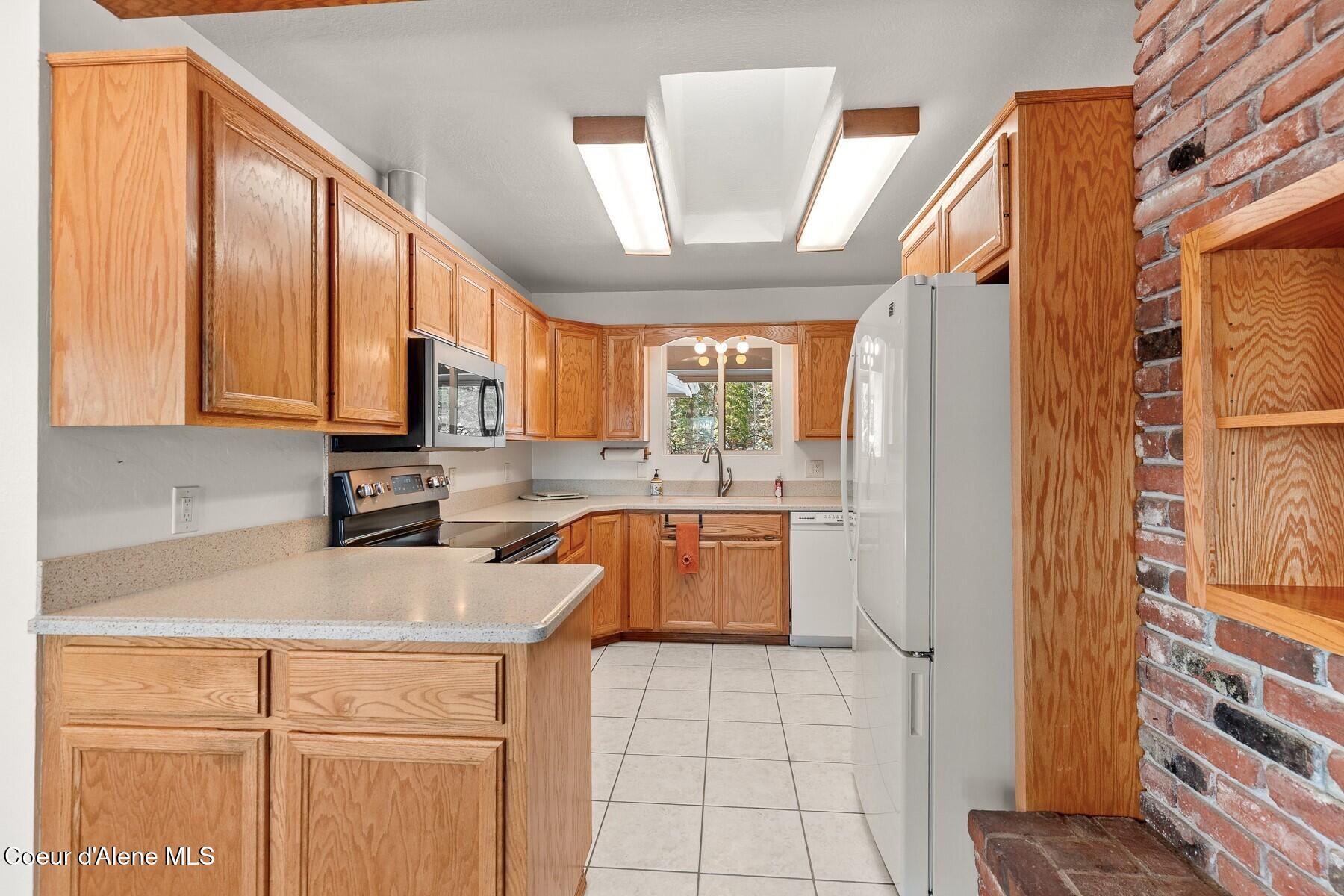 5977 East McMahon Road Hayden, ID 83835 - Photo 21 of 39 Bright, Full Kitchen
