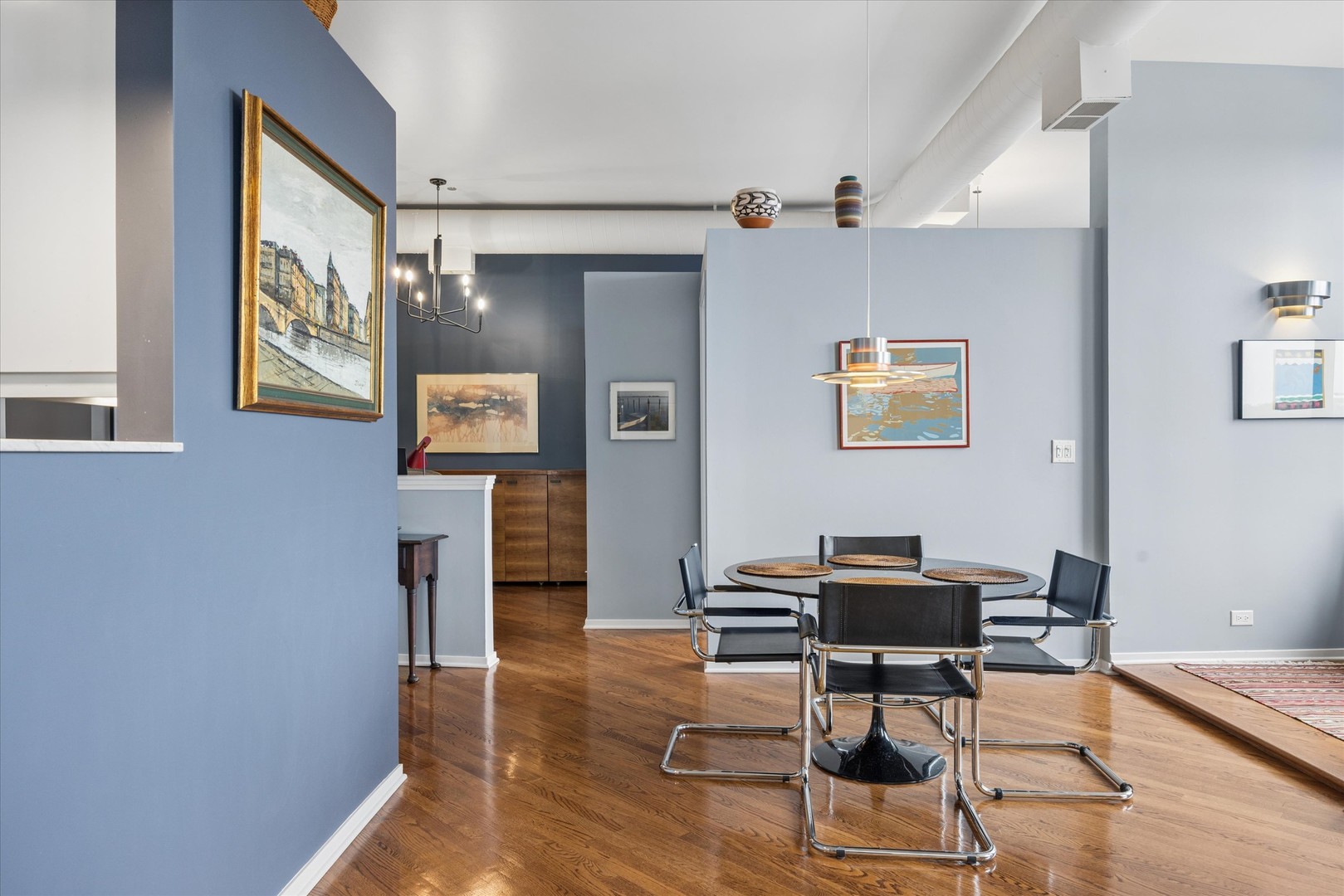 910 South Michigan Avenue, Unit 501 Chicago, IL 60605 - Photo 11 of 21 a workspace with furniture and wooden floor
