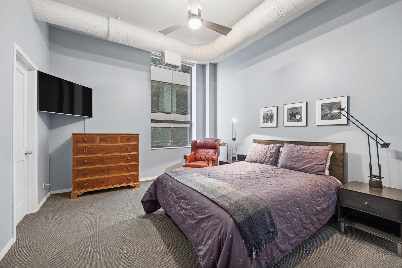910 South Michigan Avenue, Unit 501 Chicago, IL 60605 - Photo 17 of 21 a bedroom with a bed and a television