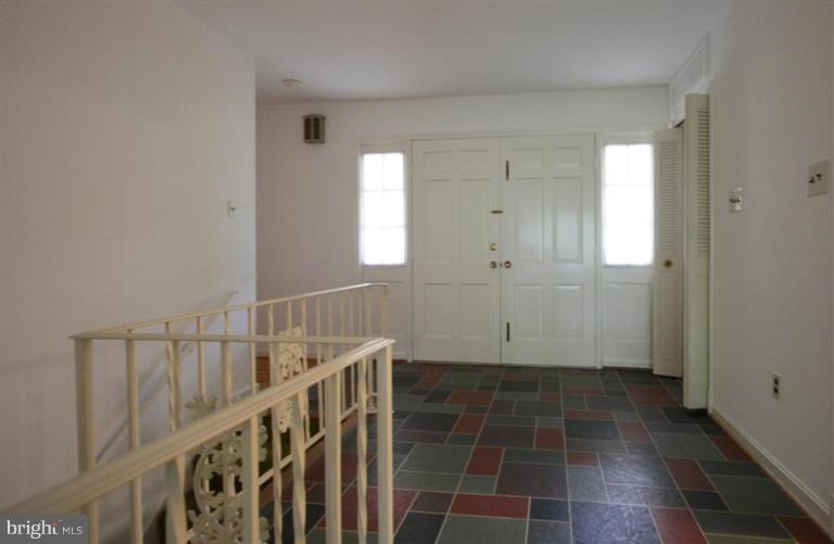 600 Hermleigh Road Silver Spring, MD 20902 - Photo 8 of 17 Entrance / Foyer
