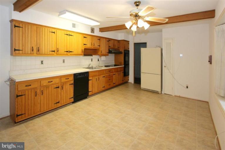 600 Hermleigh Road Silver Spring, MD 20902 - Photo 9 of 17 Kitchen