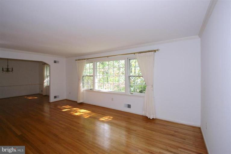 600 Hermleigh Road Silver Spring, MD 20902 - Photo 10 of 17 Living Room