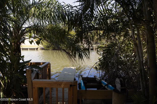a black and white photo of a living room