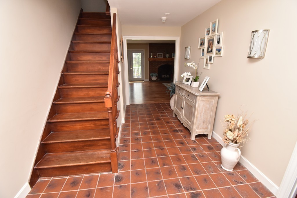 286 Main Road Montgomery, MA 01085 - Photo 13 of 27 a view of an entryway