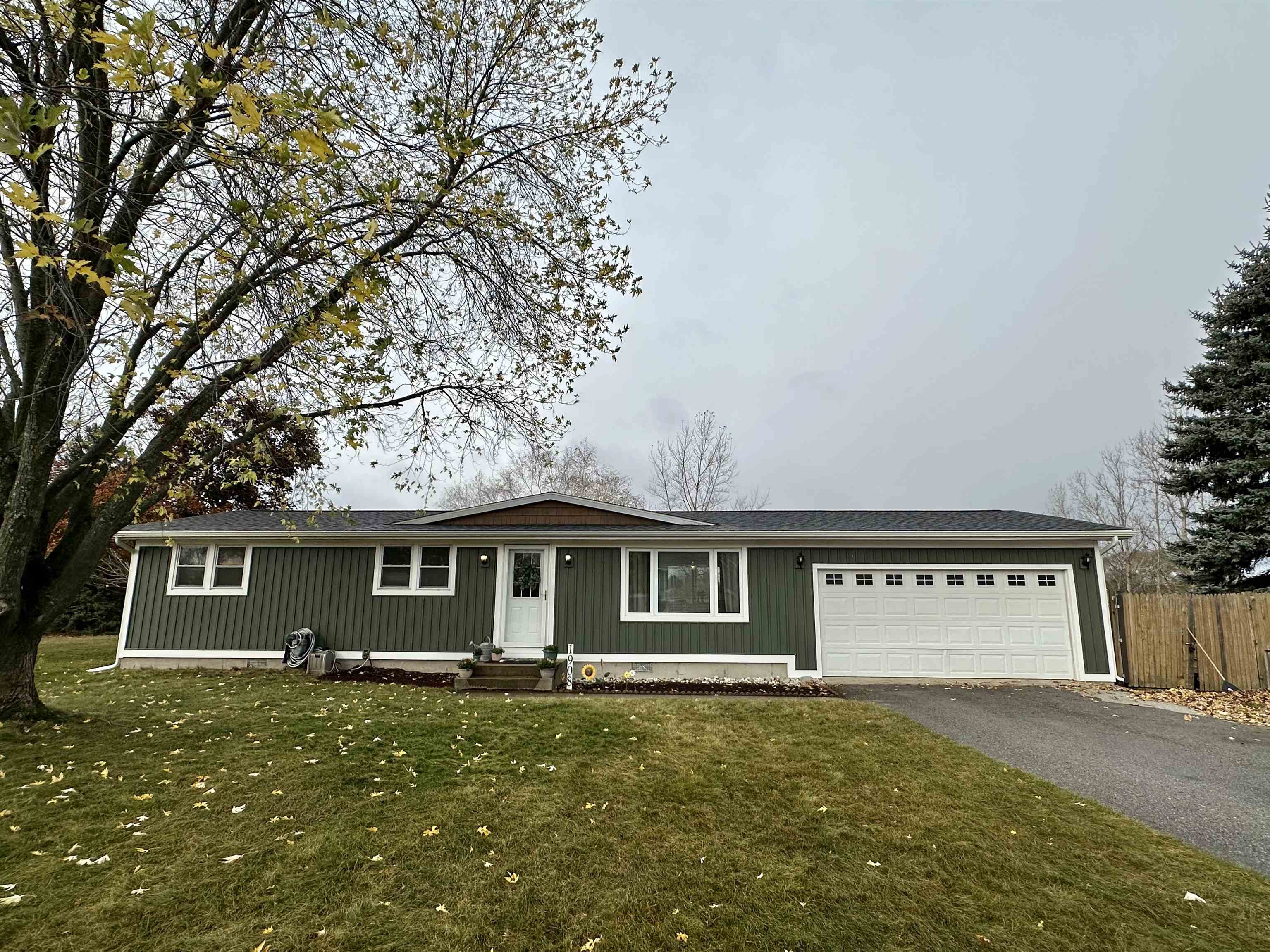1908 Radcliff Road Traverse City, MI 49685 - Photo 2 of 41