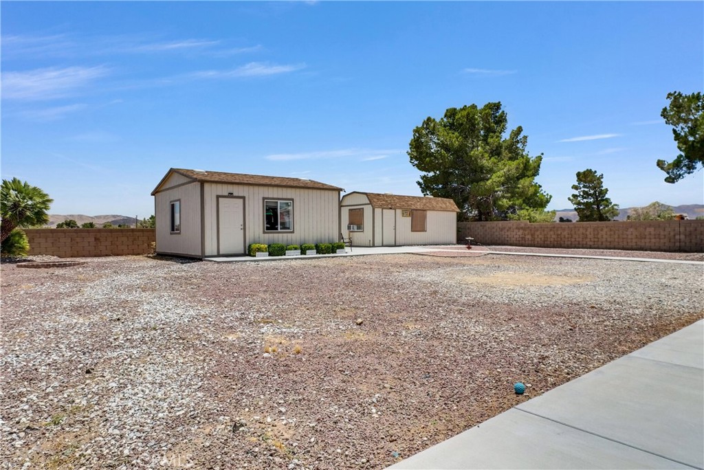 13931 Falling Leaf Road Apple Valley, CA 92307 - Photo 31 of 50 View of workshop & Music Room