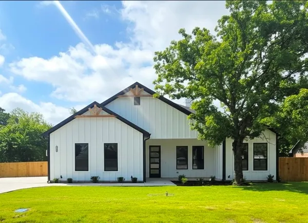 $458,000 | 1106 East Sixth Street, Springtown, TX 76082