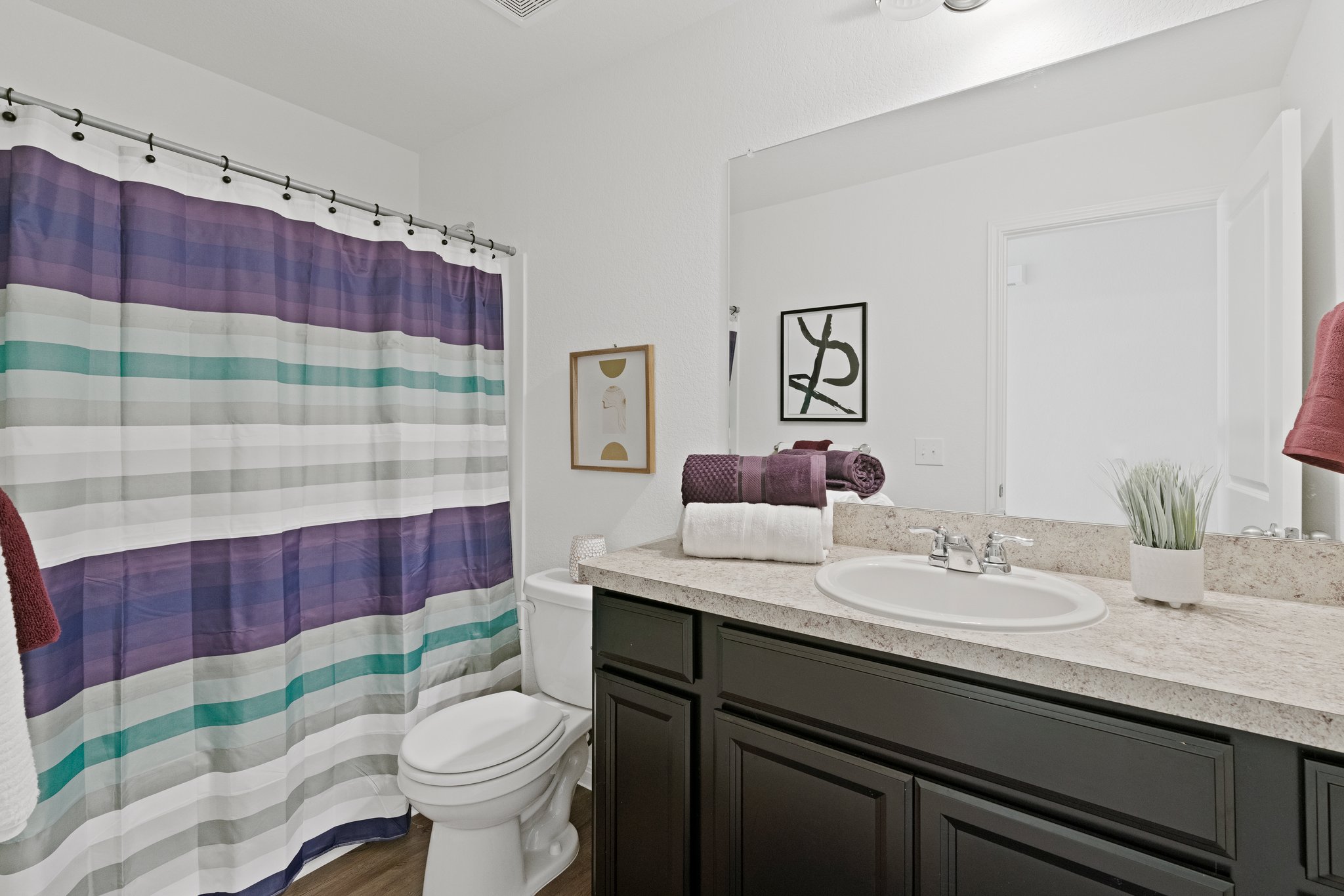 550 Bunton Reserve Boulevard Kyle, TX 78640 - Photo 27 of 32 The shared guest bathroom features a clean, functional layout designed for everyday convenience.