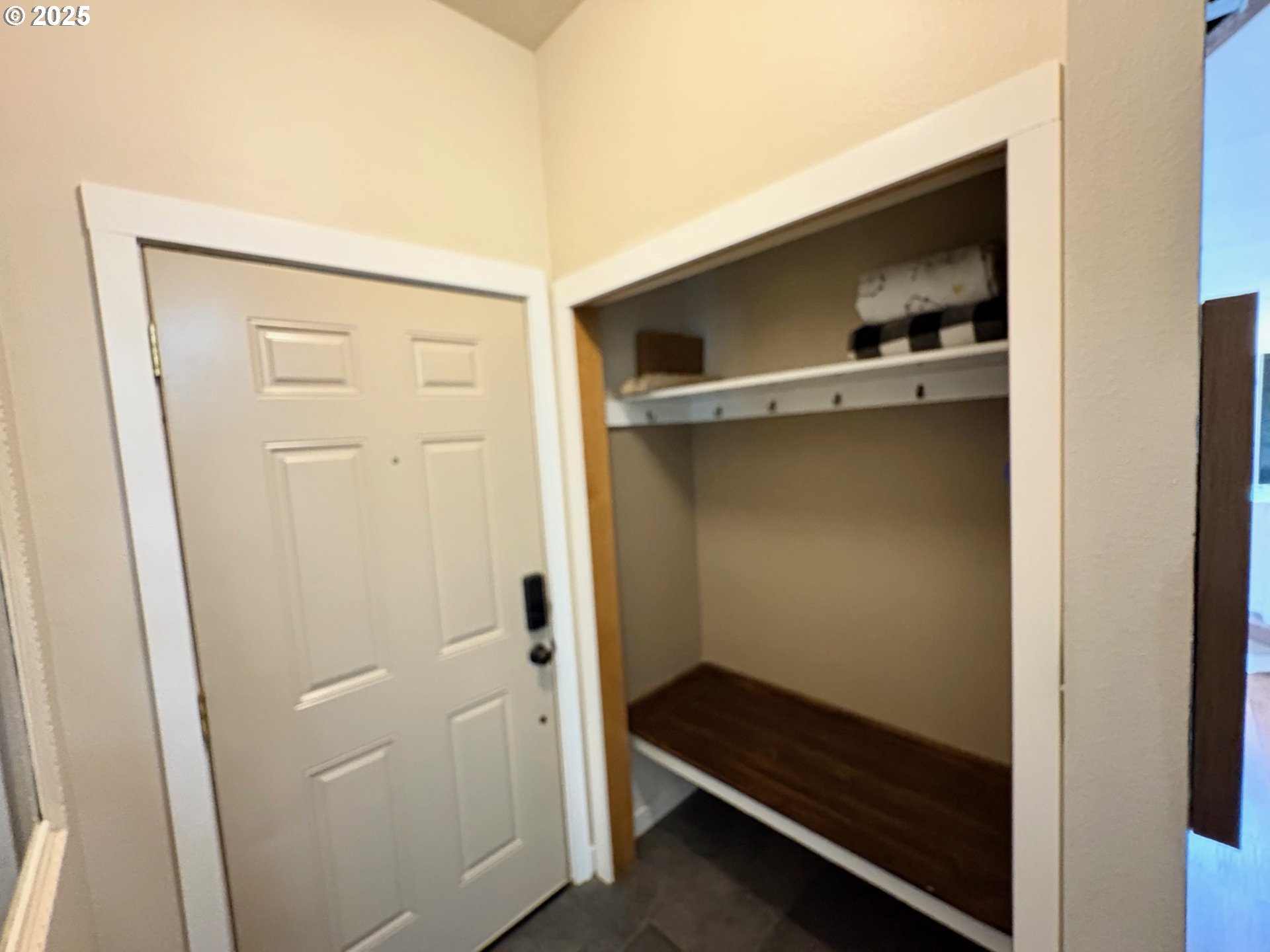 892 South 55th Place Springfield, OR 97478 - Photo 19 of 35 a bathroom with a washer and dryer