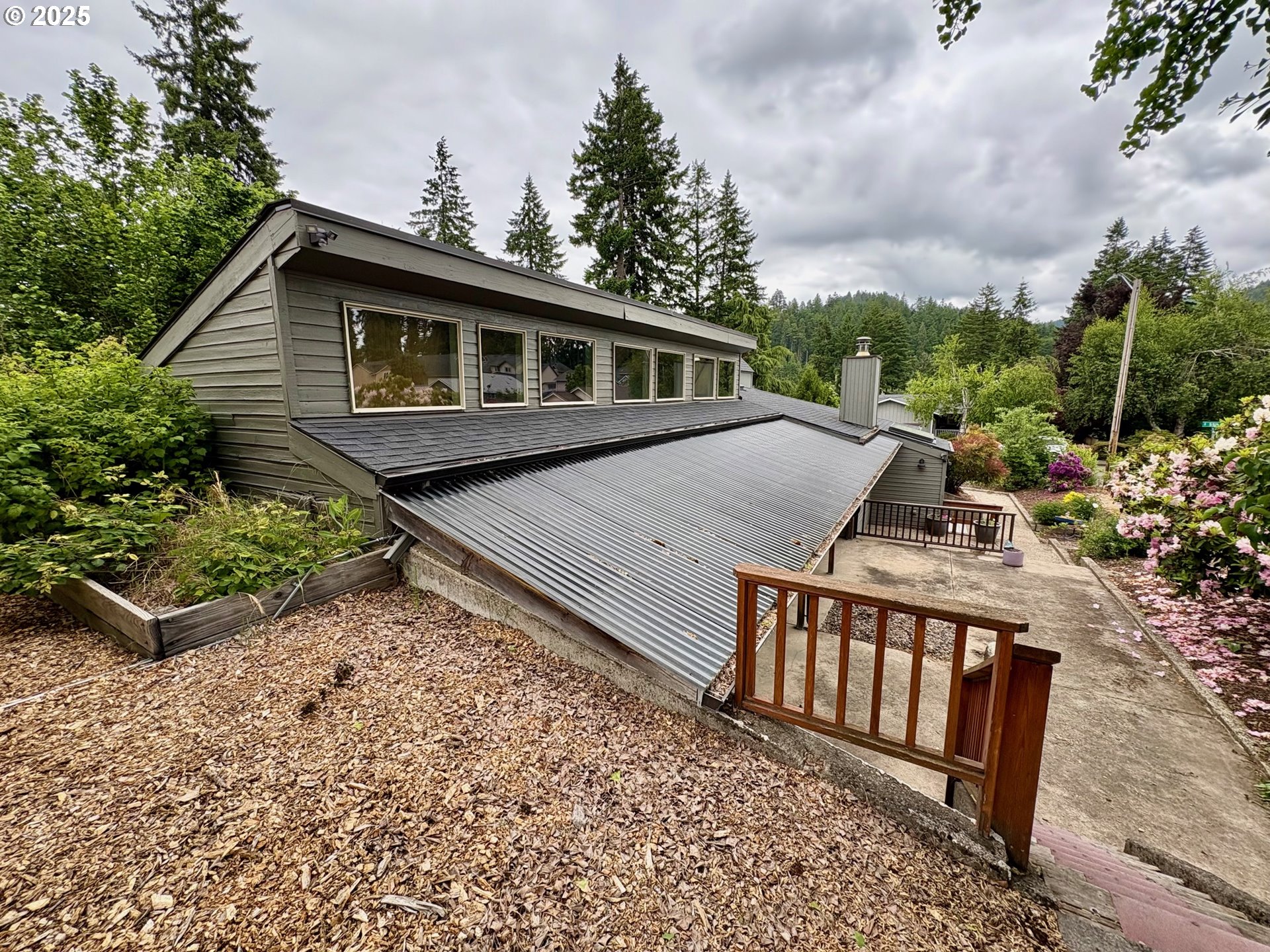 892 South 55th Place Springfield, OR 97478 - Photo 23 of 35 a front view of a house with garden
