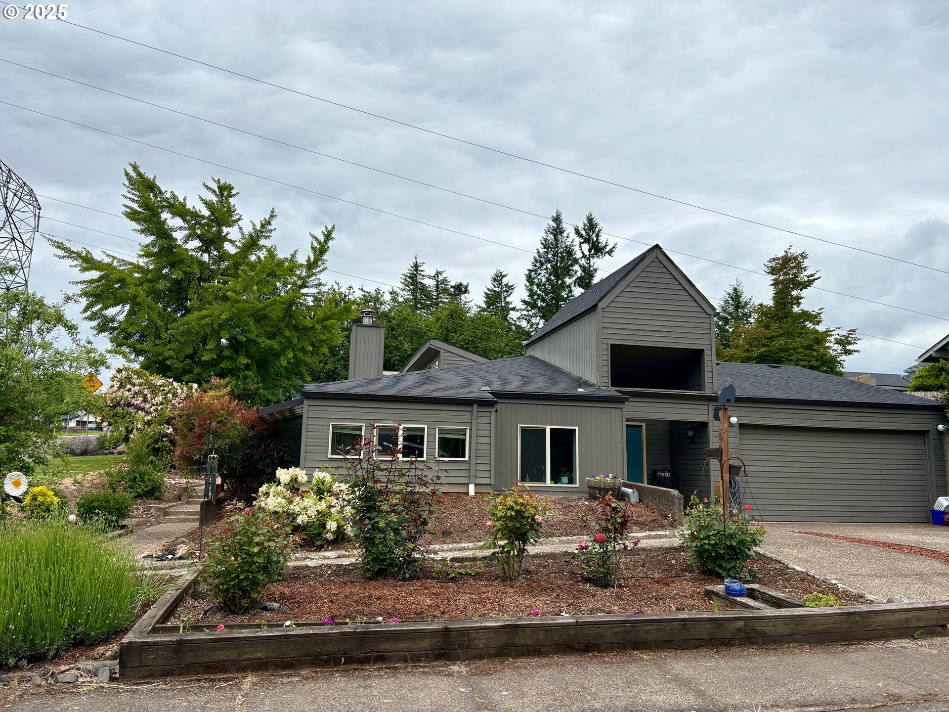 892 South 55th Place Springfield, OR 97478 - Photo 3 of 35 a front view of a house with a yard