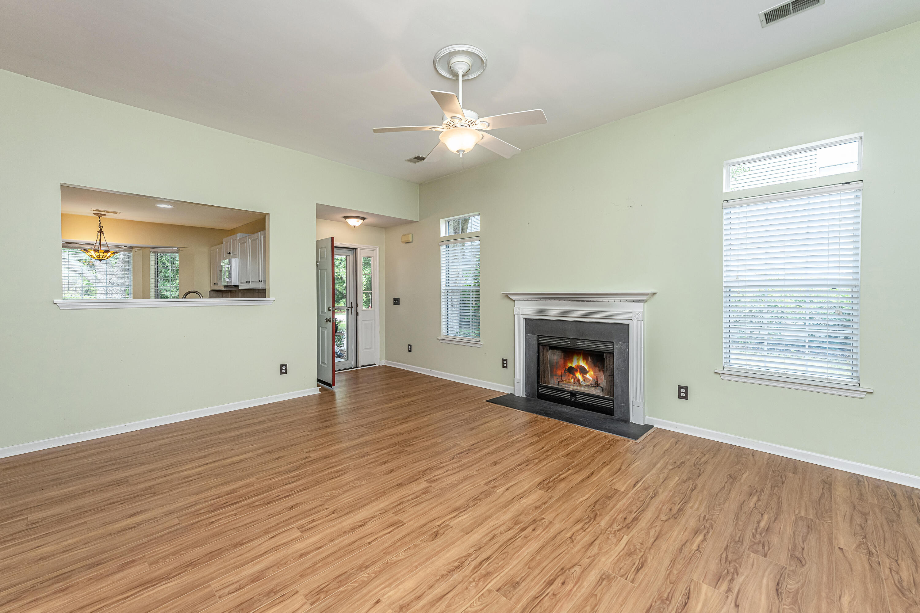 529 Pritchards Point Drive Mount Pleasant, SC 29464 - Photo 8 of 33 529PritchardsPoint014