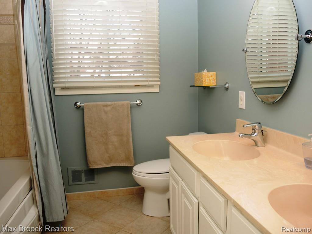 4466 Beach Road Troy, MI 48098 - Photo 30 of 45 UPDATED HALL BATH
