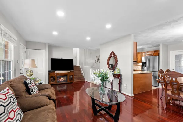 $650,000 | 109 North Aspen Avenue, Sterling, VA 20164