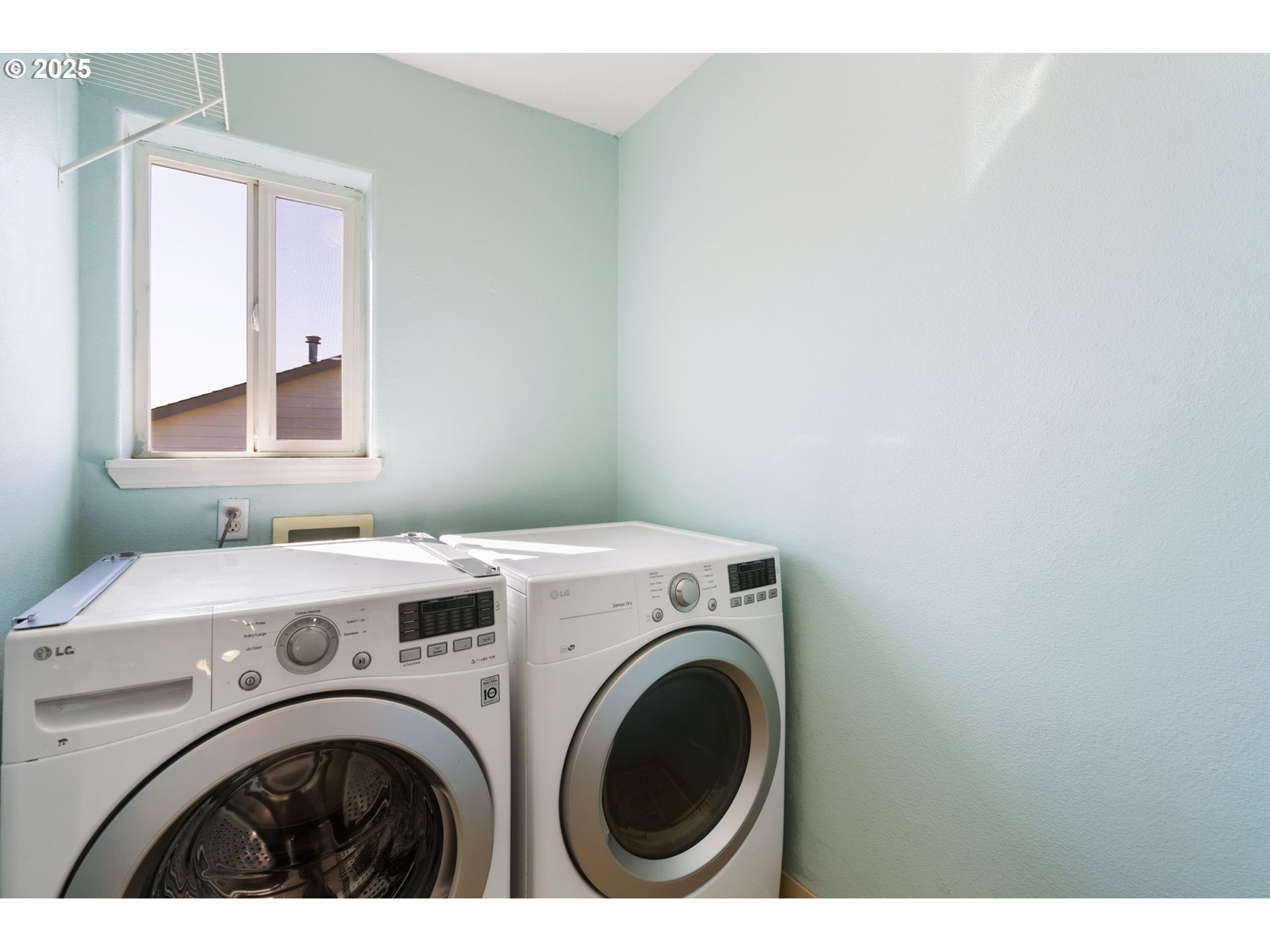 6379 Southeast 31st Terrace Gresham, OR 97080 - Photo 34 of 42 a utility room with dryer and washer