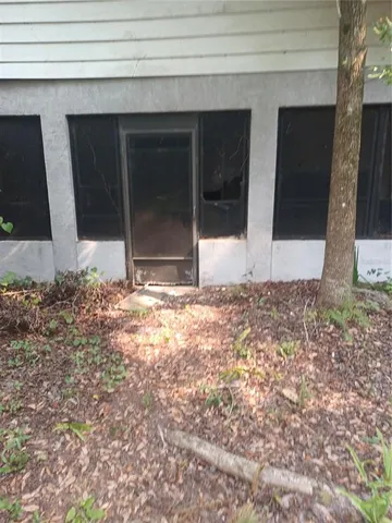 a view of a back yard