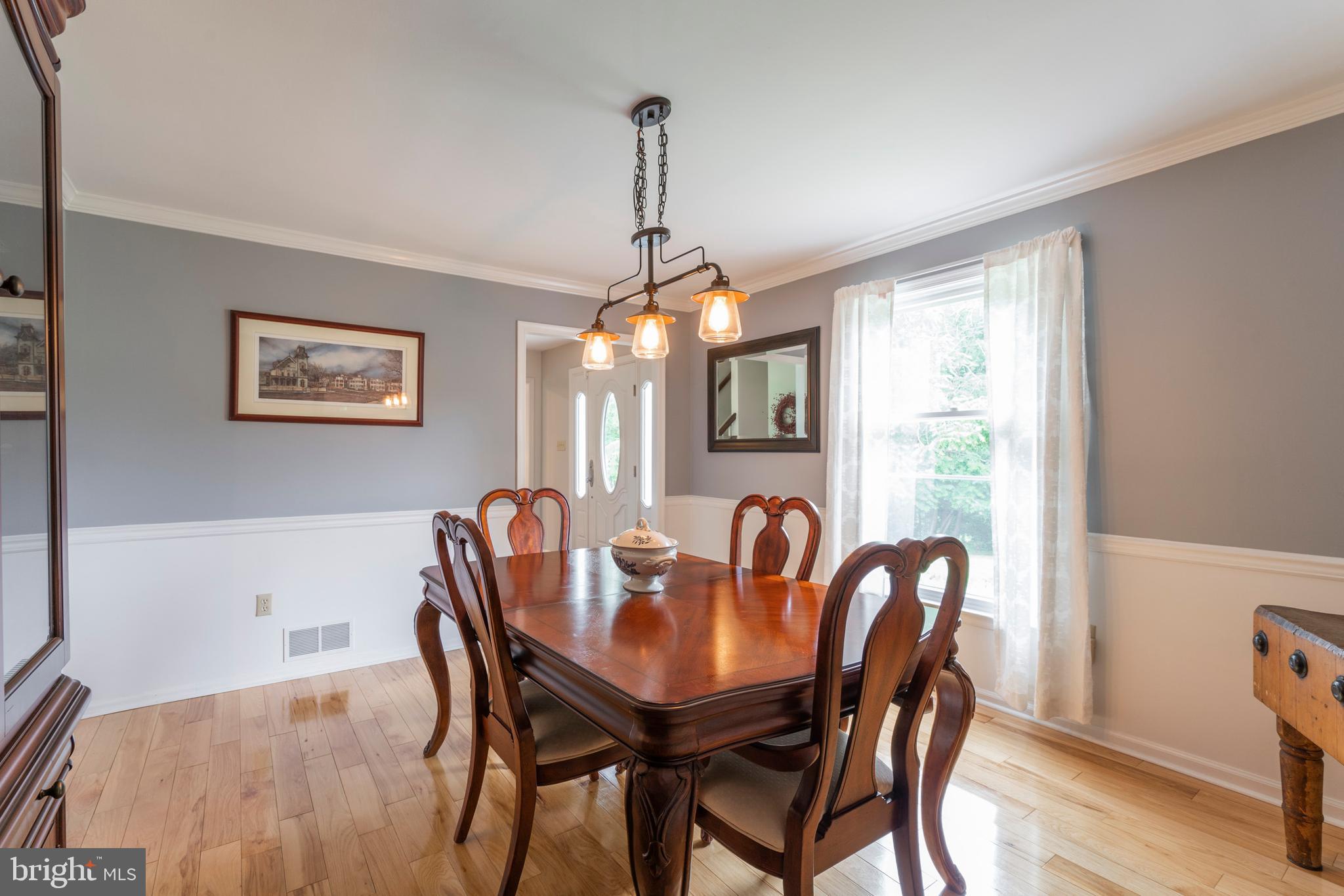 710 North Reeds Road Downingtown, PA 19335 - Photo 10 of 32 Dining Room - updated lighting fixture