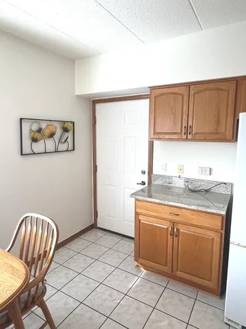 $243,000 | 9420 South 77th Court, Unit 2E, Hickory Hills, IL 60457