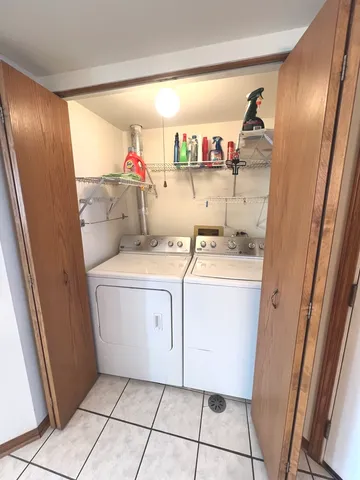 $243,000 | 9420 South 77th Court, Unit 2E, Hickory Hills, IL 60457