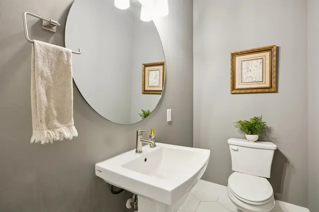 a street sign on the side of a building