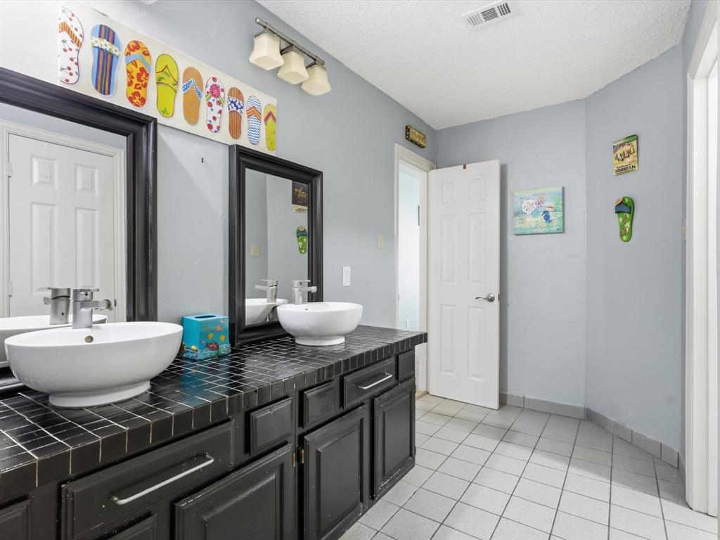 851 Chalfont Place Coppell, TX 75019 - Photo 24 of 36 a bathroom with a sink a mirror and a bathtub