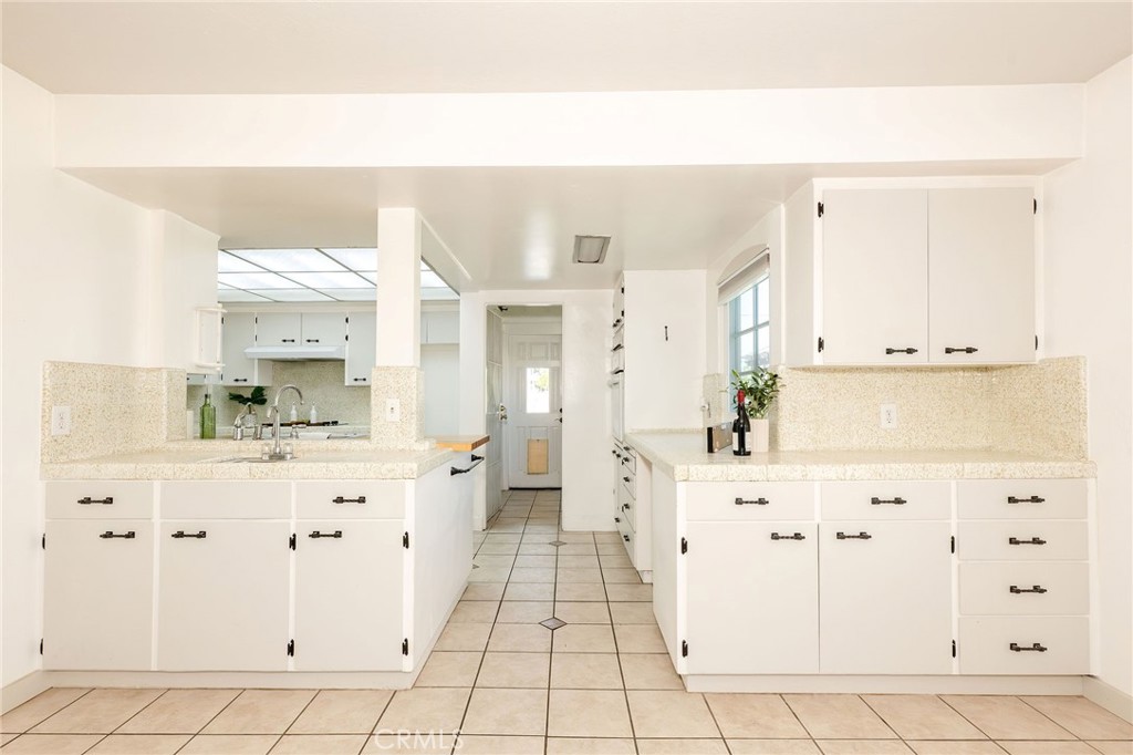 929 3rd Street Orland, CA 95963 - Photo 15 of 61 From Family Room toward Kitchen - Wet Bar