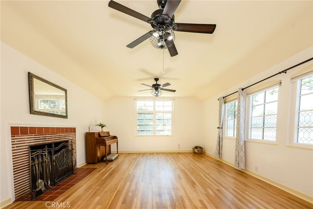 929 3rd Street Orland, CA 95963 - Photo 5 of 61 SpaciousFront Living Room