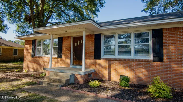 $214,000 | 105 Park Street, Batesville, MS 38606
