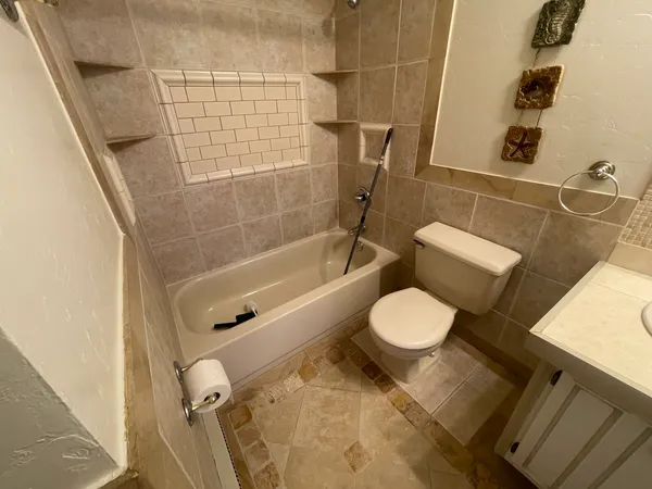 $1,300 | 2333 North Neva Avenue, Unit 306, Chicago, IL 60707