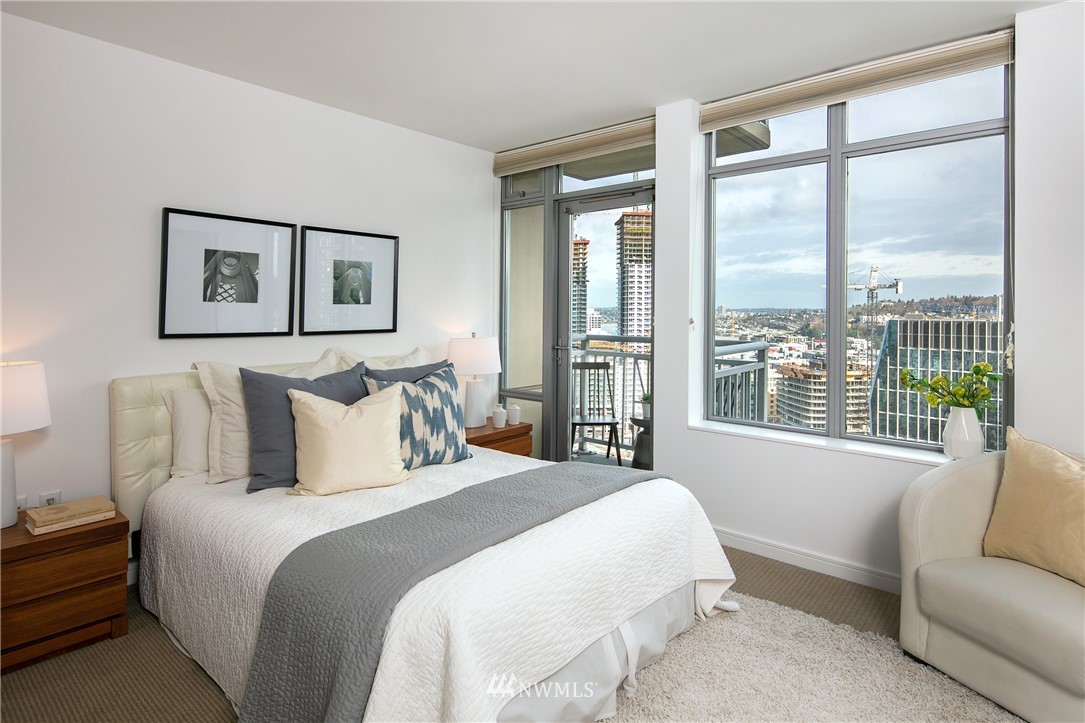 819 Virginia Street, Unit 2804 Seattle, WA 98101 - Photo 7 of 22 a bedroom with a large bed and a large window