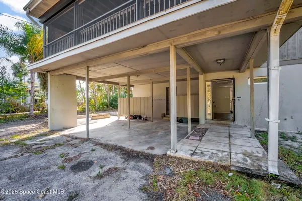 a view of a entrance gate of the house