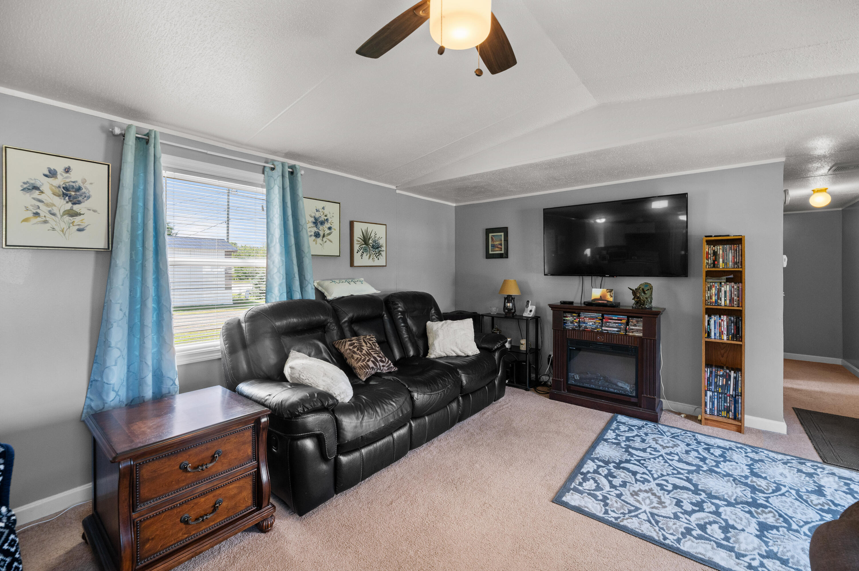 9 Long Avenue Clinton, ME 04927 - Photo 3 of 31 Living Room