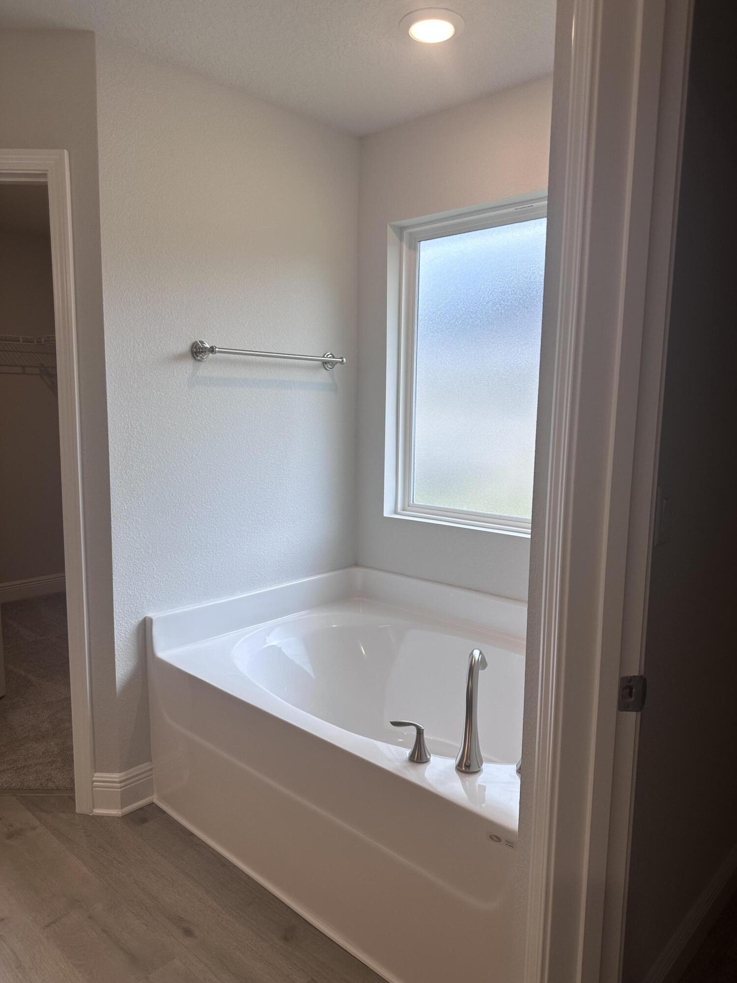 6115 Buckshot Drive Crestview, FL 32539 - Photo 18 of 29 a bathroom with bathtub and window