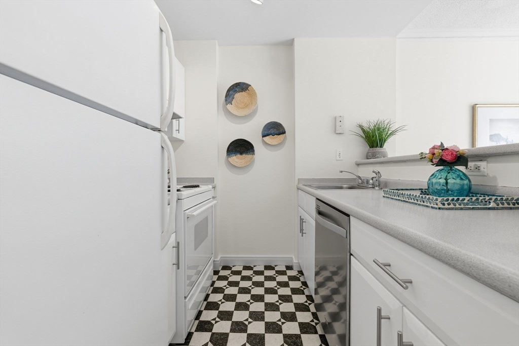 534 Beacon Street, Unit 403 Boston, MA 02215 - Photo 6 of 13