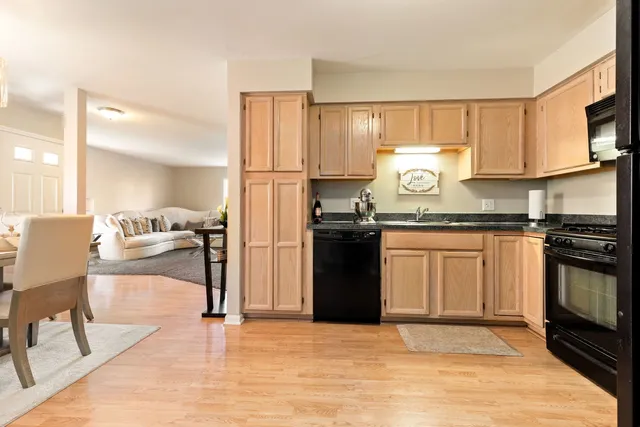 $1,950 | 22 Tyler Court, Unit A, Streamwood, IL 60107