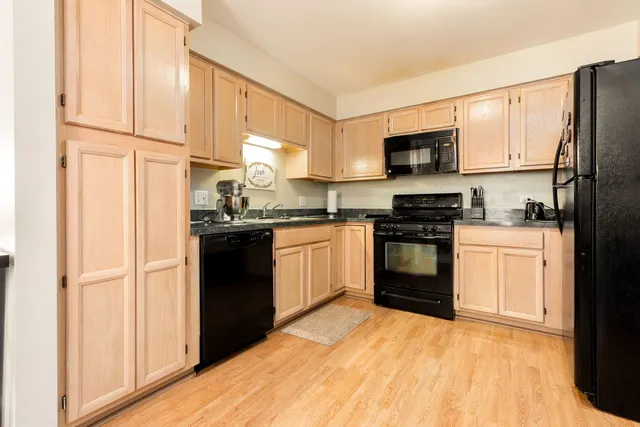 $1,950 | 22 Tyler Court, Unit A, Streamwood, IL 60107