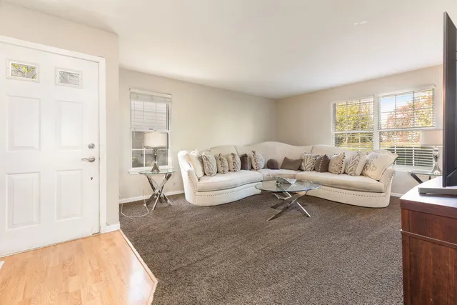 $1,950 | 22 Tyler Court, Unit A, Streamwood, IL 60107