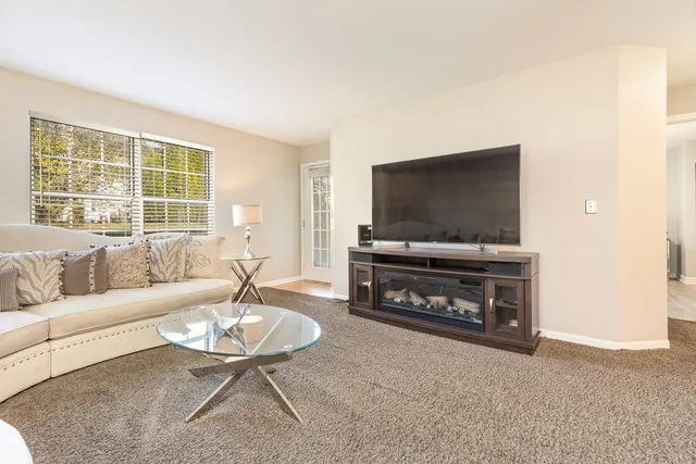 $1,950 | 22 Tyler Court, Unit A, Streamwood, IL 60107