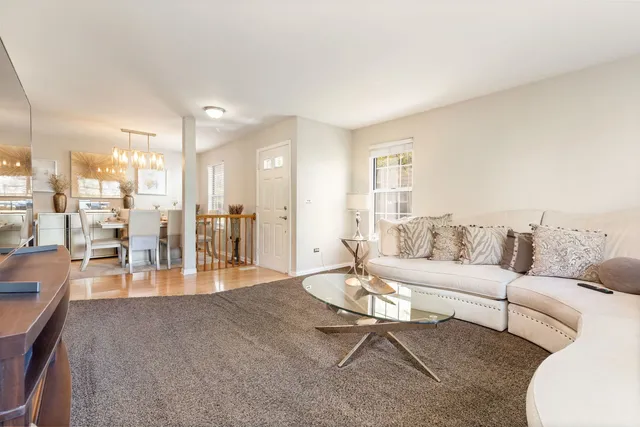 $1,950 | 22 Tyler Court, Unit A, Streamwood, IL 60107