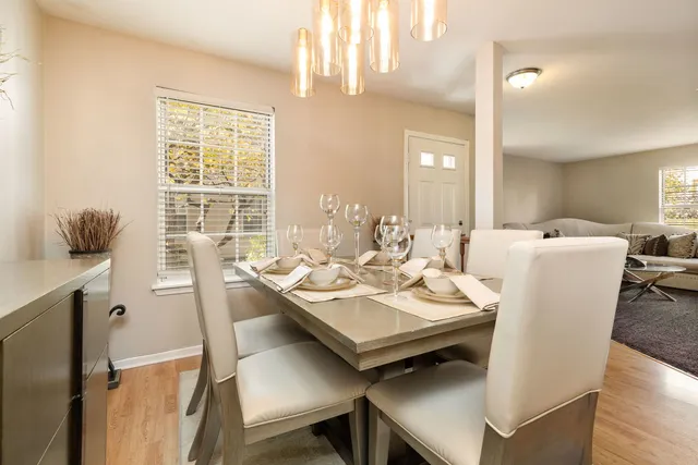 $1,950 | 22 Tyler Court, Unit A, Streamwood, IL 60107