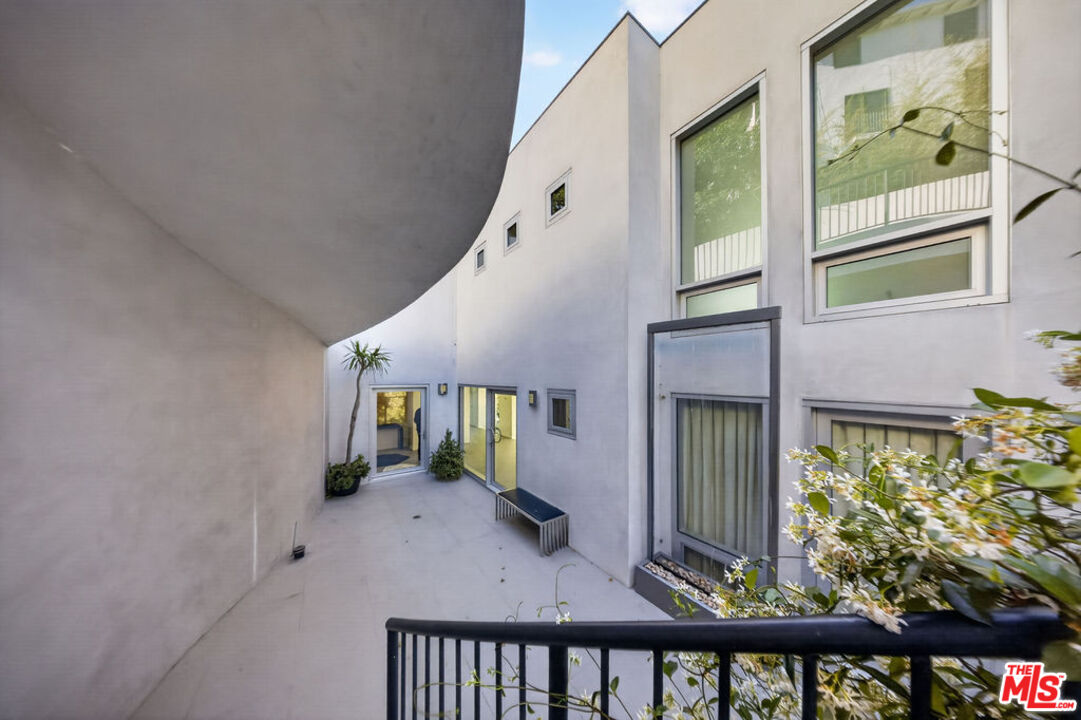9716 Oak Pass Road Beverly Hills, CA 90210 - Photo 6 of 73