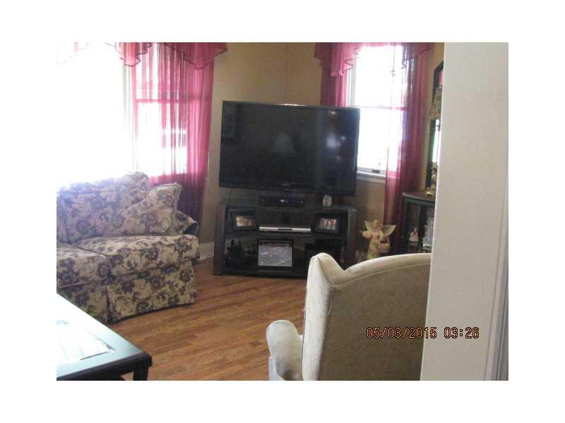 3303 Heights Road Aliquippa, PA 15001 - Photo 13 of 21 Living Room.