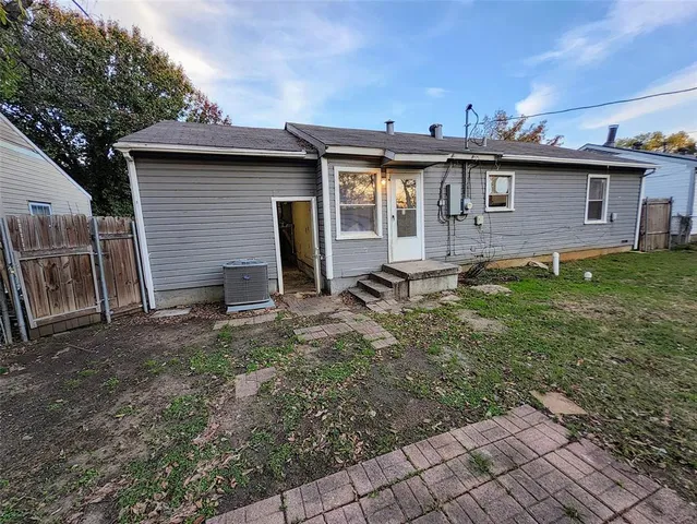 a view of a back yard of the house