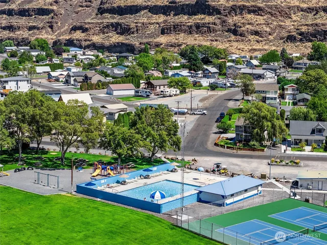 a view of yard and patio