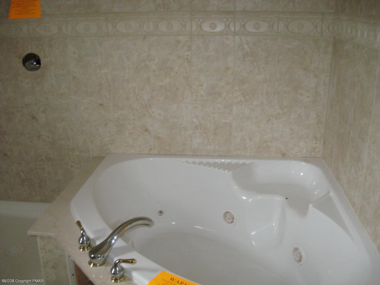 152 Orville Road Wind Gap, PA 18091 - Photo 4 of 9 Jacuzzi