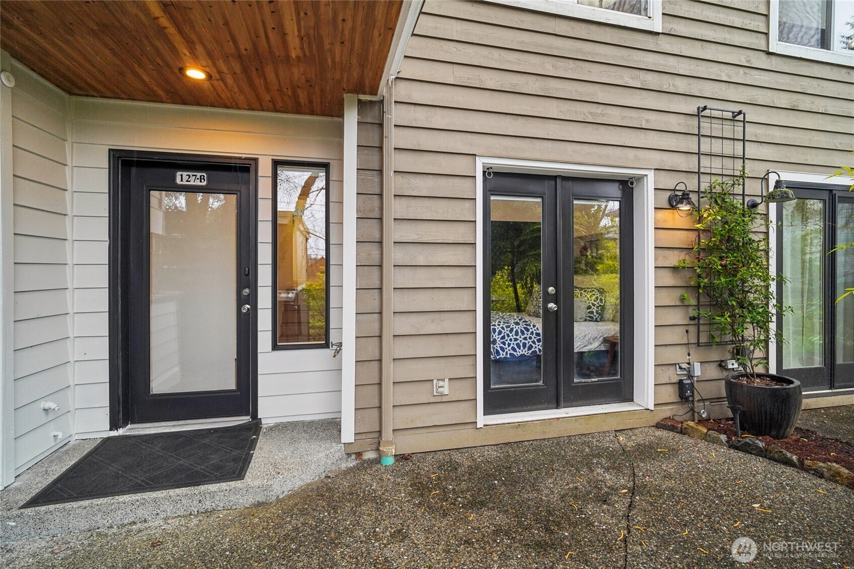 127 25th Avenue East, Unit B Seattle, WA 98112 - Photo 2 of 40