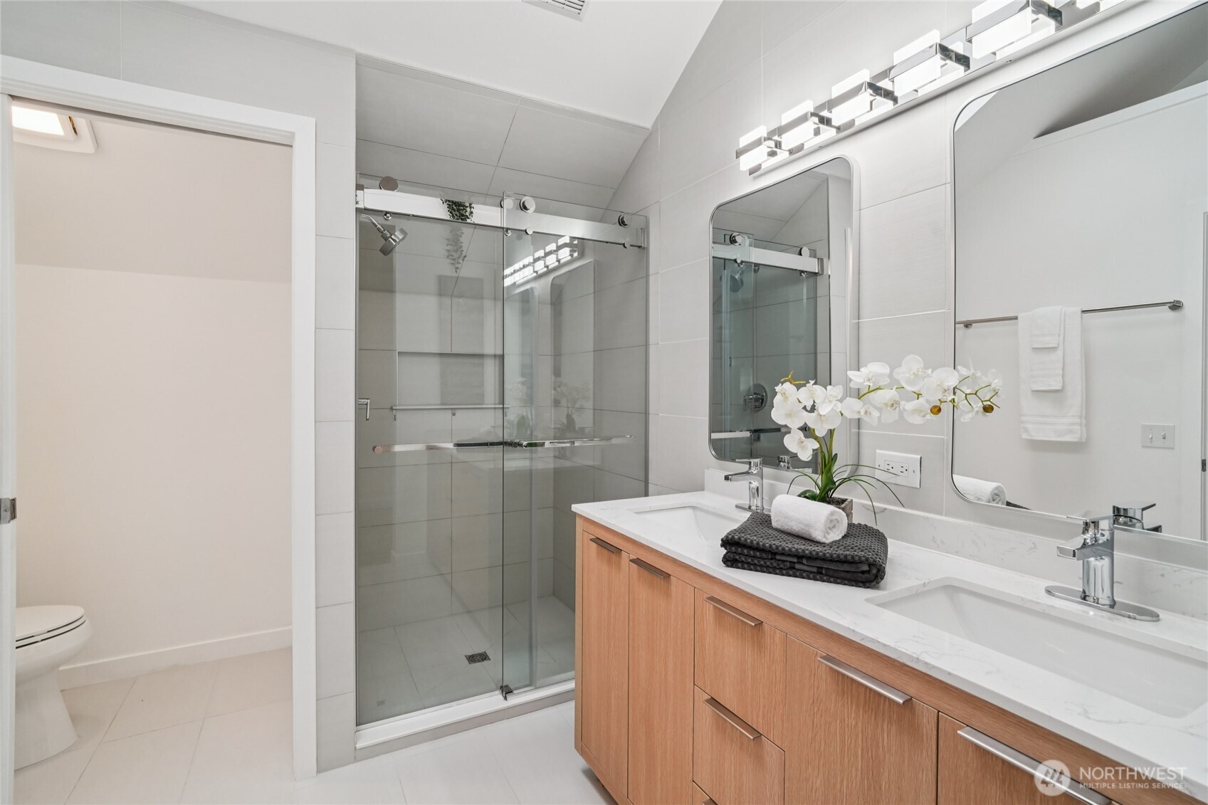 127 25th Avenue East, Unit B Seattle, WA 98112 - Photo 29 of 40