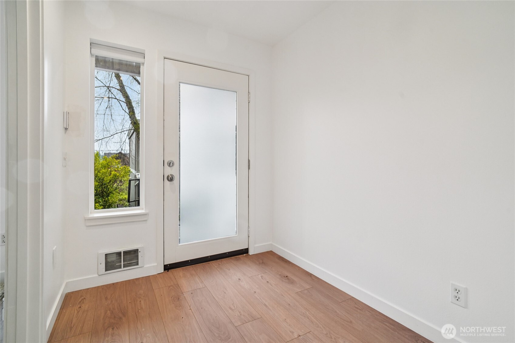 127 25th Avenue East, Unit B Seattle, WA 98112 - Photo 3 of 40