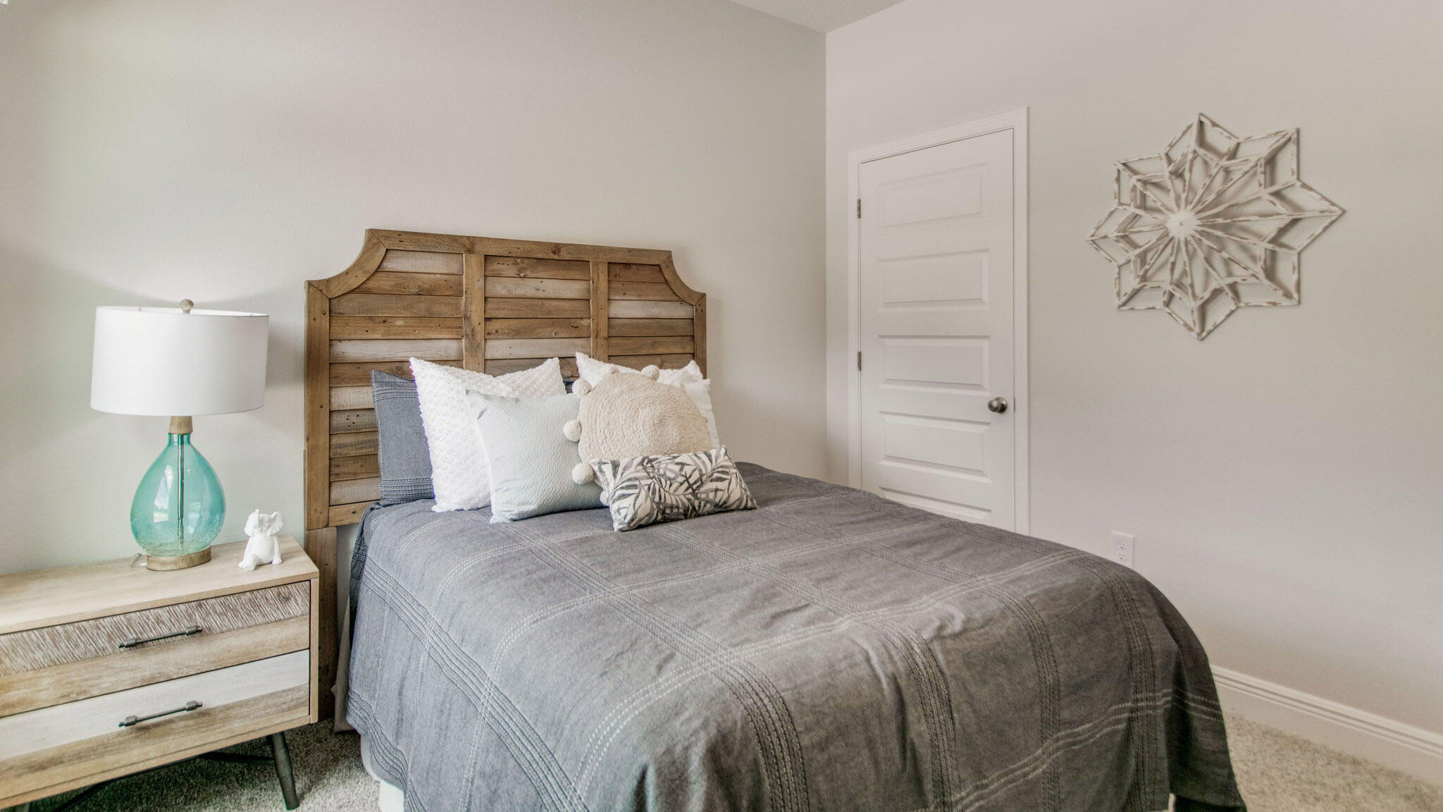 5618 Thatcher Road Crestview, FL 32539 - Photo 27 of 30 a bedroom with a bed and lamp